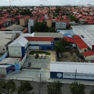 Visão panorâmica do nosso colégio: um espaço de aprendizagem, acolhimento e convivência.
