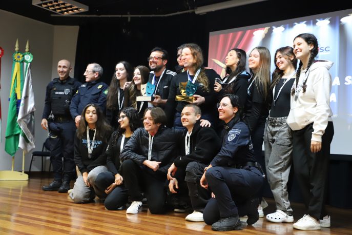 Foto da cerimônia de premiação do vencedores do FETRAN-SC, incluindo estudantes do Colégio Salvatoriano Fátima e representantes da organização do evento.