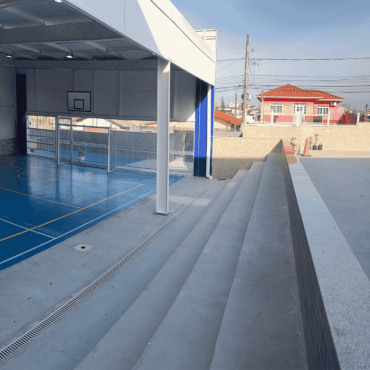 Arquibancada e pátio externo